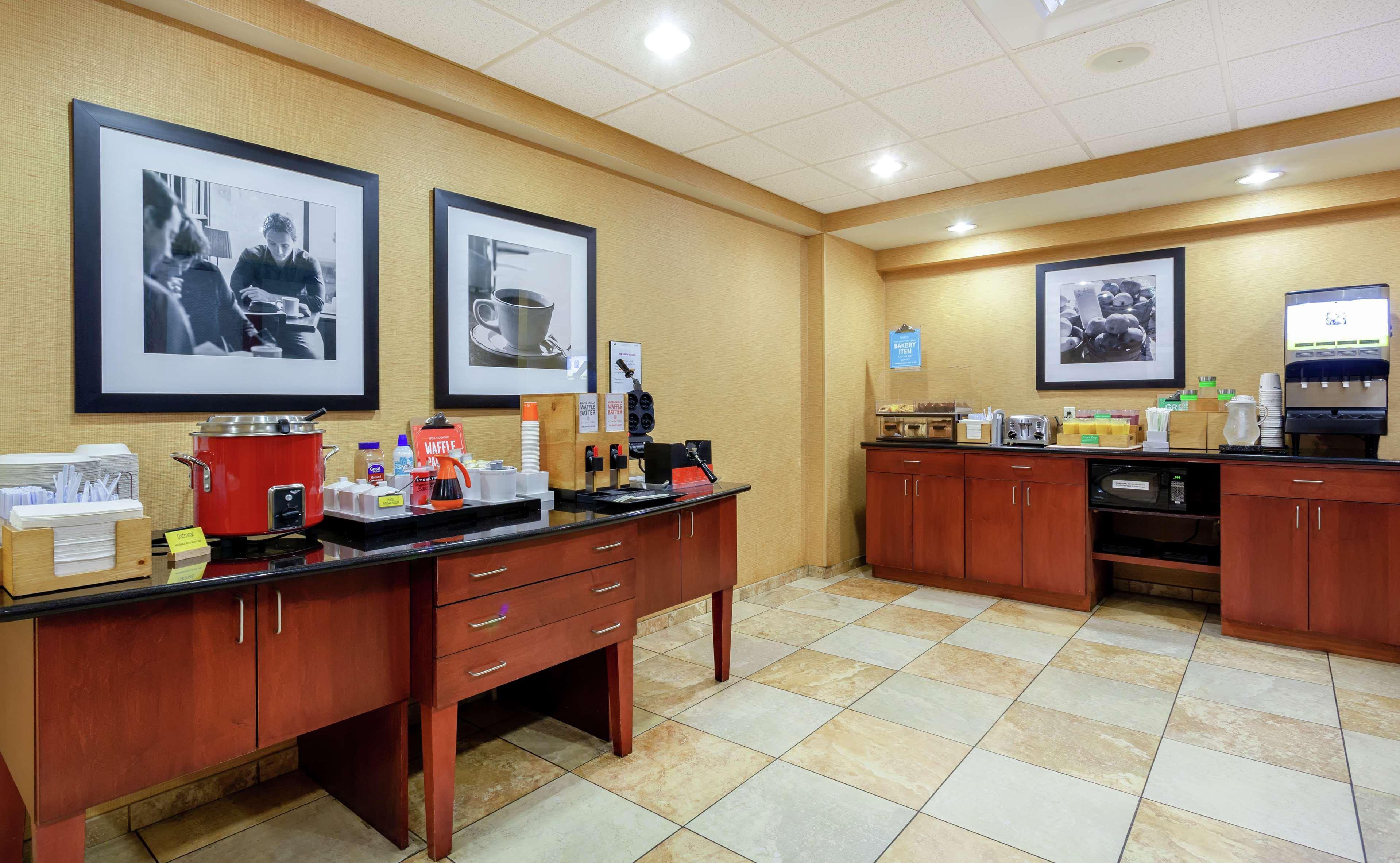 Hampton Inn & Suites Порт-Ричи Экстерьер фото